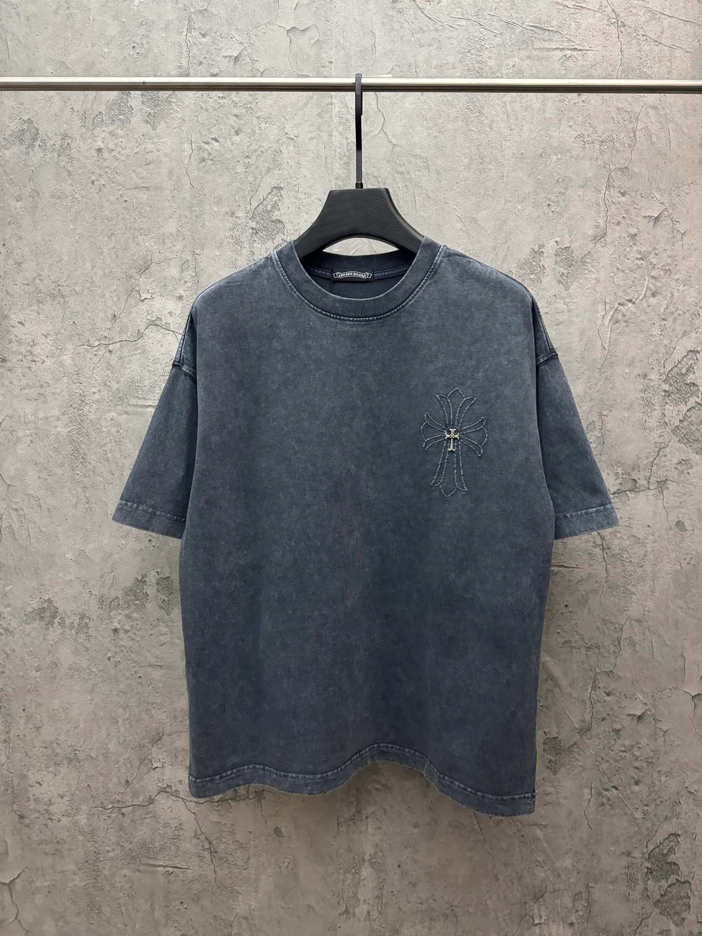 P220 top version, real shot without P, ​​different from market currency) 𝗖𝗵𝗿𝗼𝗺𝗲 𝗛𝗲𝗮𝗿𝘁𝘀/Croxin 2026 Spring New Original Single Counter American Washed 3D Three-dimensional Embroidered Couple Short Sleeves 👑The highest version! Customized fabric 320 grams, washed and fried. Best-selling model at the counter. Very comfortable to wear. Accessories: Original molded and authenticated collar label➕100% silk wash label. Genuine purchase-grade original hangtag➕matching hanging rope➕3D hanging beads➕original packaging bag. Craftsmanship: The original version has consistent wiring! The highest version of the armhole matching technique! Color: Gray Black Size: S M L XL Style No.: 6613